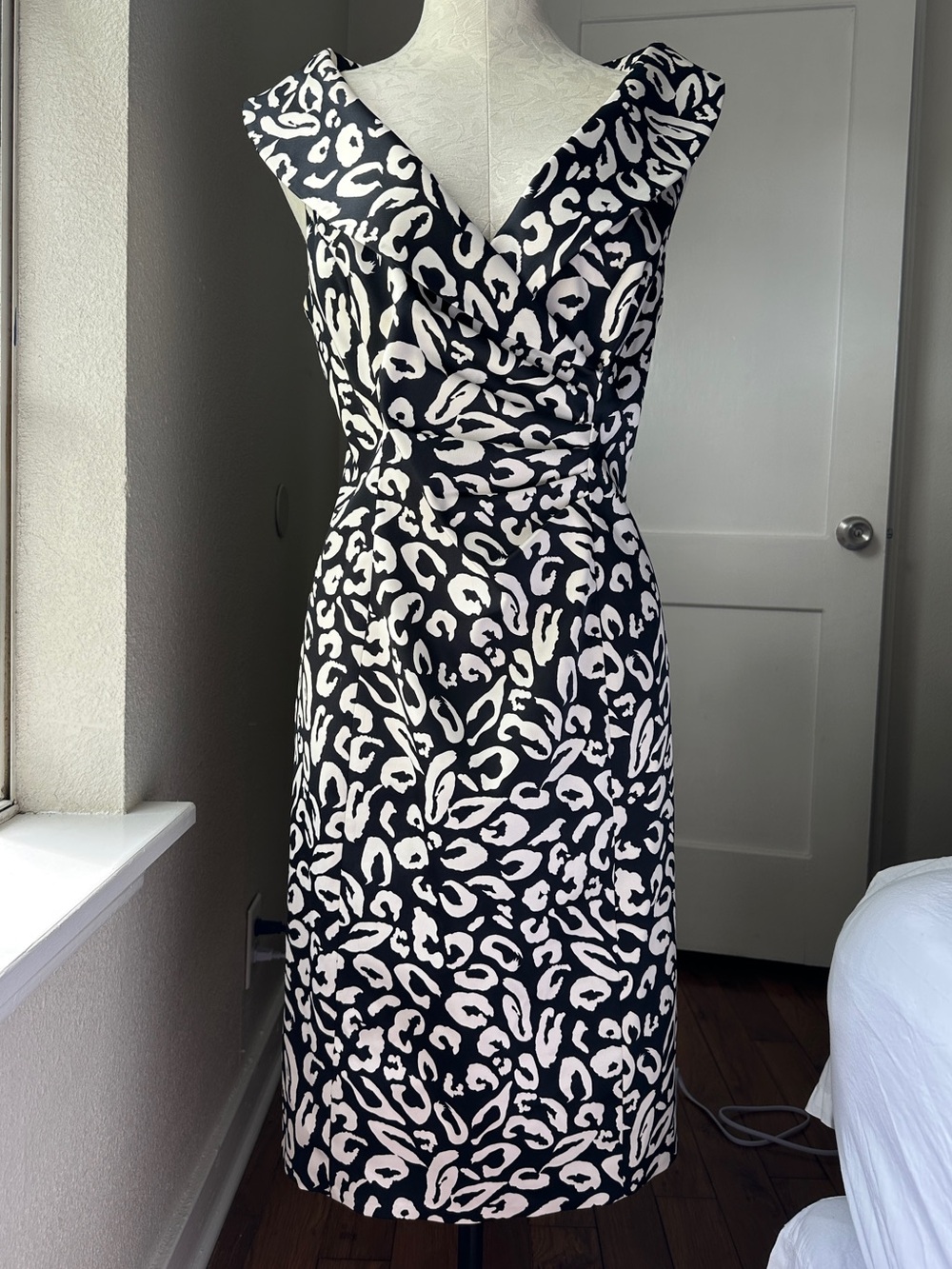 Kay Unger Black White Leopard Print Sheath Dress Size 14 Cocktail Career - Picture 2 of 13